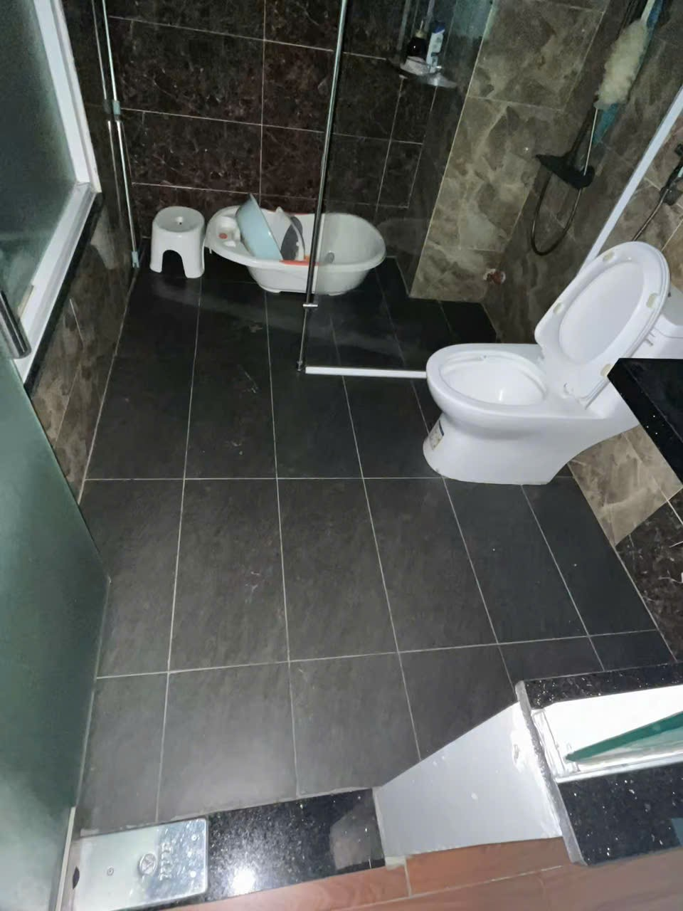 Nền WC trước khi thi công ron epoxy, mạch gạch cũ xỉn màu