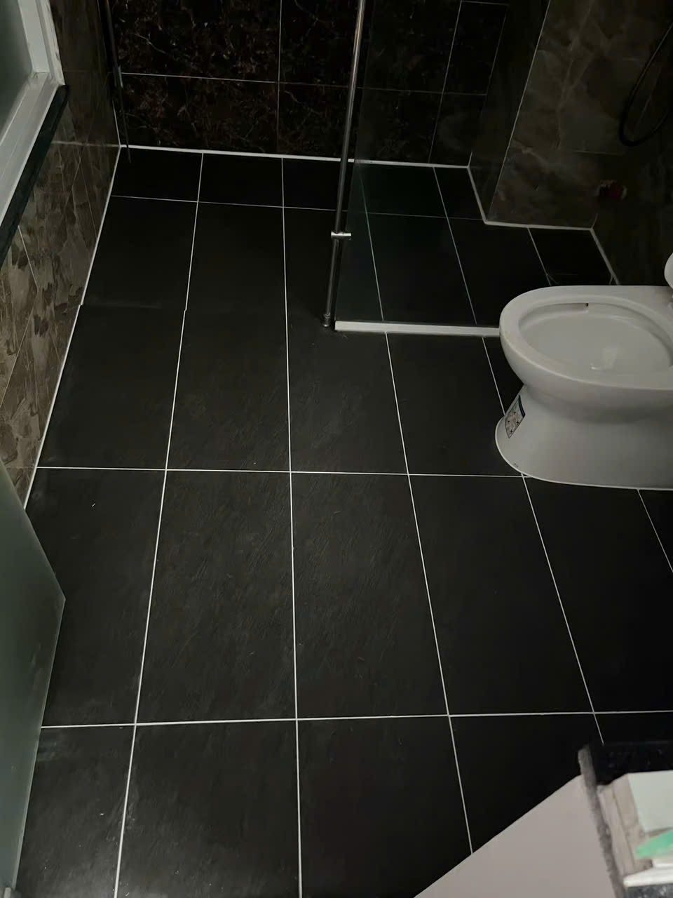 Nền WC sau khi thi công ron epoxy, mạch gạch sáng đều, sắc nét