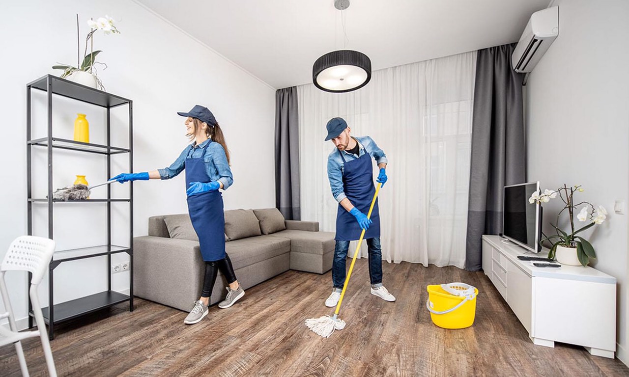 Nhân viên Phố Xanh vệ sinh căn hộ